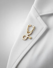Pin Metálico Estetoscopio Blanco Dorado