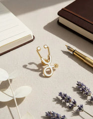 Pin Metálico Estetoscopio Blanco Dorado