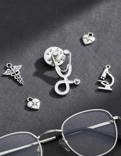 Pin Metálico Estetoscopio Blanco Plateado