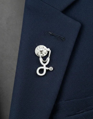 Pin Metálico Estetoscopio Blanco Plateado
