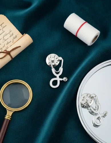 Pin Metálico Estetoscopio Blanco Plateado