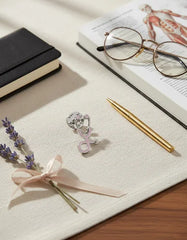 Pin Metálico Estetoscopio Lila Plateado