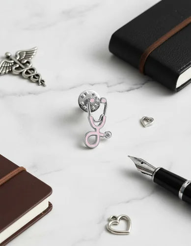 Pin Metálico Estetoscopio Lila Plateado