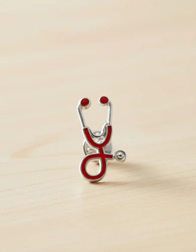 Pin Metálico Estetoscopio Rojo Plateado