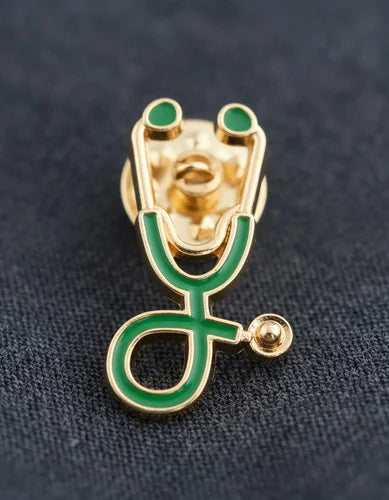 Pin Metálico Estetoscopio Verde Dorado