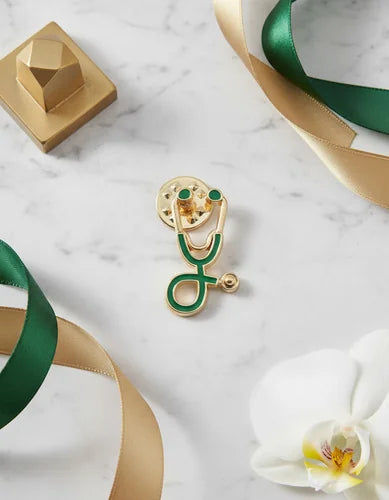 Pin Metálico Estetoscopio Verde Dorado