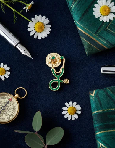 Pin Metálico Estetoscopio Verde Dorado