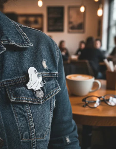 Pin Metálico Fantasma y Gatito Cargado