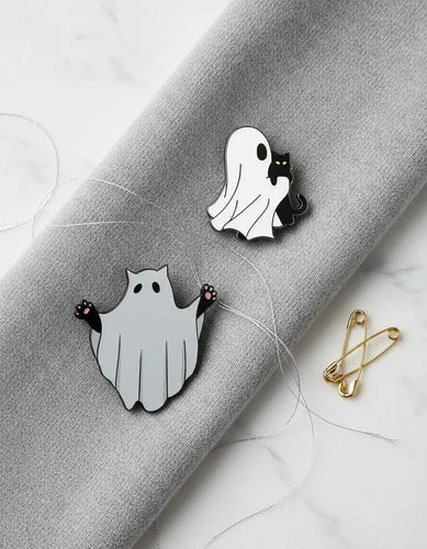 Pin Metálico Fantasma y Gatito Cargado