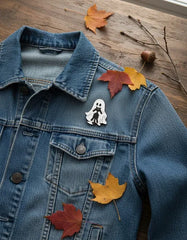 Pin Metálico Fantasma y Gatito Sostenido