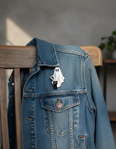 Pin Metálico Fantasma y Gatito Vigilando