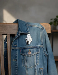 Pin Metálico Fantasma y Gatito Vigilando