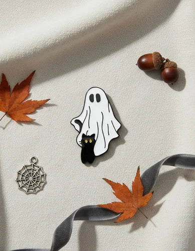 Pin Metálico Fantasma y Gatito Vigilando