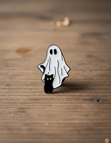 Pin Metálico Fantasma y Gatito Vigilando