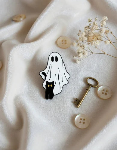 Pin Metálico Fantasma y Gatito Vigilando