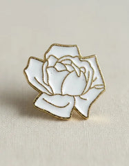 Pin Metálico Flor Rosa de Seda Blanca