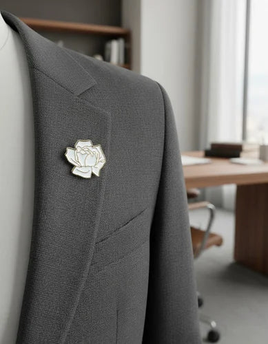 Pin Metálico Flor Rosa de Seda Blanca