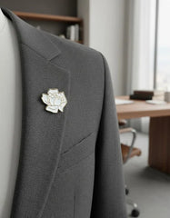 Pin Metálico Flor Rosa de Seda Blanca