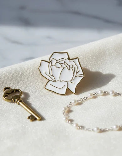 Pin Metálico Flor Rosa de Seda Blanca