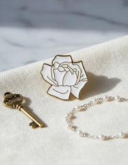 Pin Metálico Flor Rosa de Seda Blanca