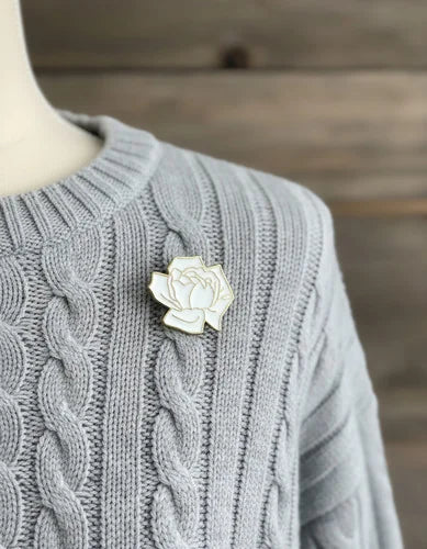 Pin Metálico Flor Rosa de Seda Blanca