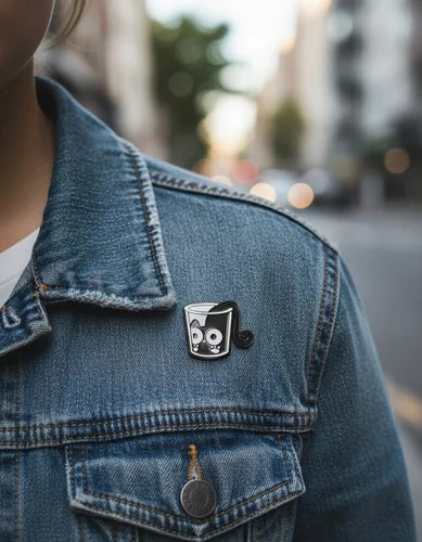 Pin Metálico Gatito Asomado en Vaso