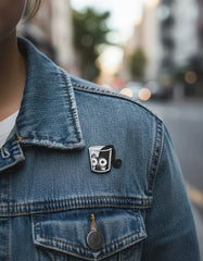 Pin Metálico Gatito Asomado en Vaso