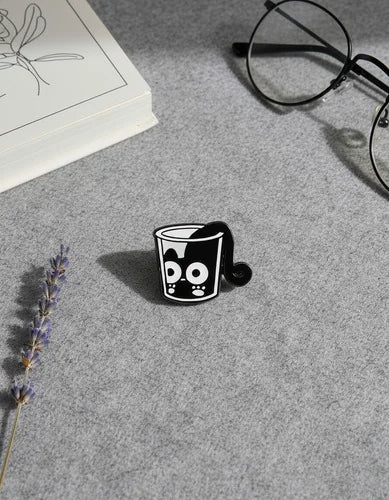 Pin Metálico Gatito Asomado en Vaso
