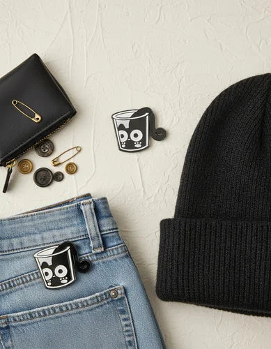 Pin Metálico Gatito Asomado en Vaso