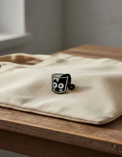 Pin Metálico Gatito Asomado en Vaso