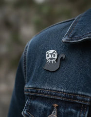 Pin Metálico Gatito Atrapado en Vaso