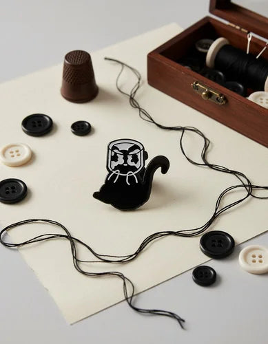 Pin Metálico Gatito Atrapado en Vaso