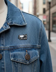 Pin Metálico Gatito en Bandeja