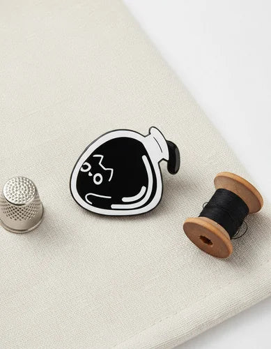 Pin Metálico Gatito en Botella