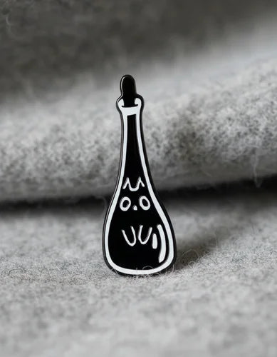 Pin Metálico Gatito en Botella de Vino