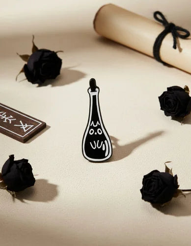 Pin Metálico Gatito en Botella de Vino