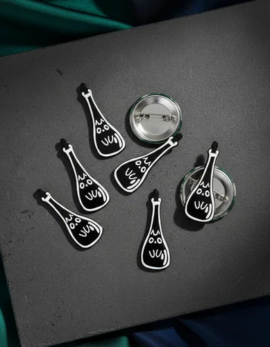 Pin Metálico Gatito en Botella de Vino