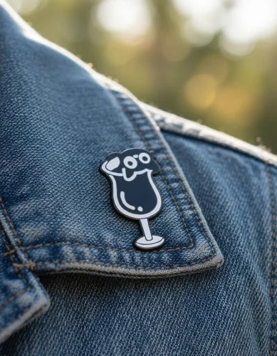 Pin Metálico Gatito en Copa