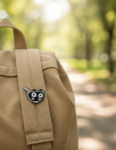 Pin Metálico Gatito en Cuenco