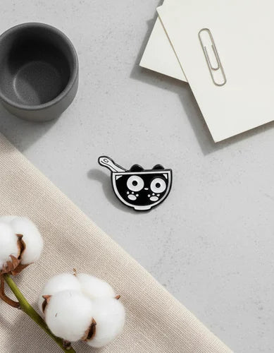 Pin Metálico Gatito en Cuenco