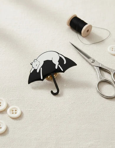 Pin Metálico Gatito en Paraguas