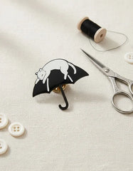 Pin Metálico Gatito en Paraguas