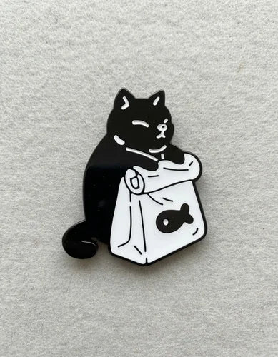 Pin Metálico Gato Negro con Pez Mascota