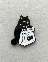 Pin Metálico Gato Negro con Pez Mascota
