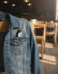 Pin Metálico Gato Negro con Pez Mascota