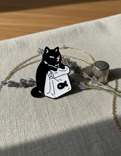 Pin Metálico Gato Negro con Pez Mascota