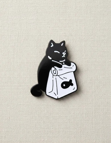 Pin Metálico Gato Negro con Pez Mascota