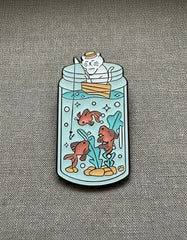 Pin Metálico Gato Pescador en Frasco