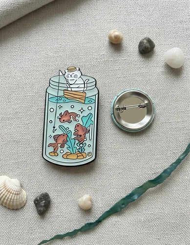 Pin Metálico Gato Pescador en Frasco