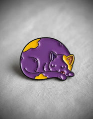Pin Metálico Gato Púrpura